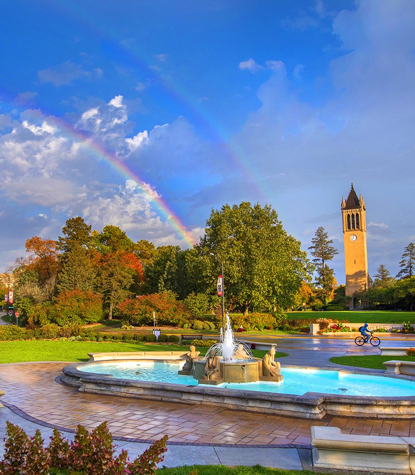 喷泉和钟楼的双彩虹背景视图