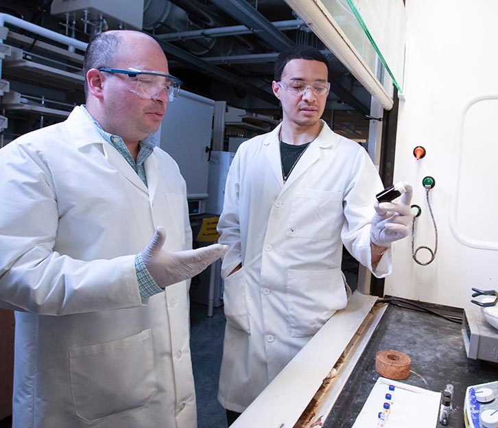 哈维尔·贝拉（Javier Vela）和另一位研究人员在实验室环境中检查液体