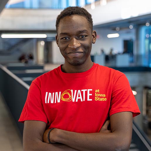 高中生埃尔维斯·基马拉在学生创新中心摆姿势。